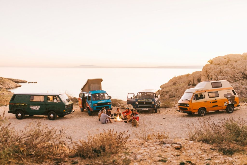 vanlife : les panneaux solaires pour l'autonomie et le confort en voyage